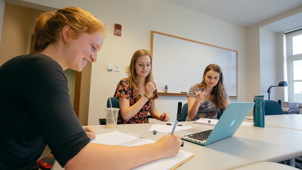 Students in PSYC 11, Laboratory in Psychological Science participate in an experiment for class.